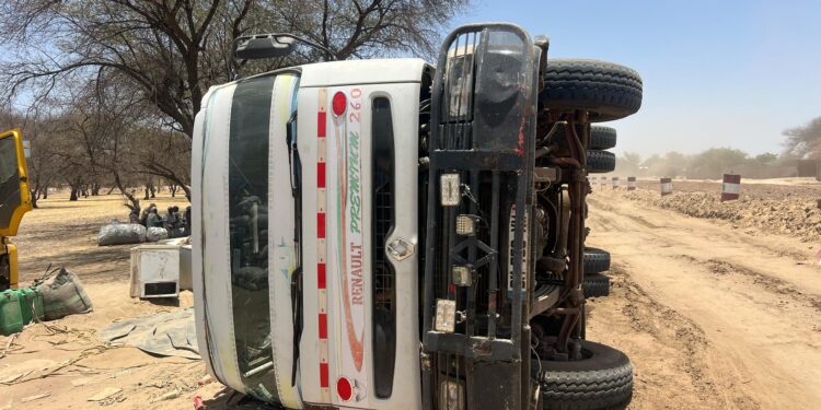 Tchad : Un véhicule chargé de marchandises se renverse à pont belilé