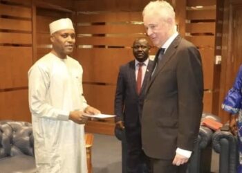 Tchad–Pays-Bas : Le Ministre d&rsquo;État reçoit les copies figurées des lettres de créance du nouvel ambassadeur néerlandais