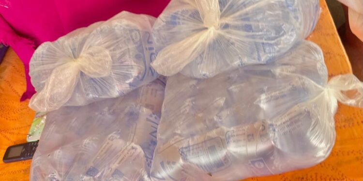 N’Djaména : L’eau en sachet, un répit face à la canicule malgré l’interdiction