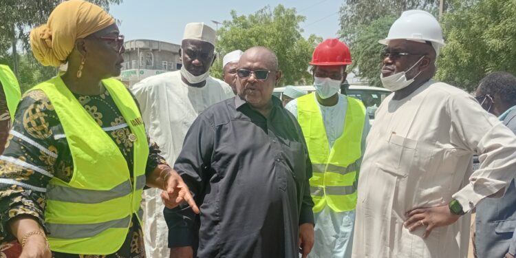 N’Djaména : Le ministre de l’Aménagement évalue les travaux de curage des caniveaux dans quelques quartiers.