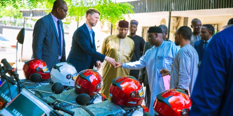 Environnement : Renforcement des capacités du MEPDD — 5 motos offertes par le Projet de Conservation du Bassin du Lac Tchad