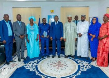 Tchad : L&rsquo;entrepreneur Bindah Ndigaotabet Ghislain présente son trophée au Premier Ministre.