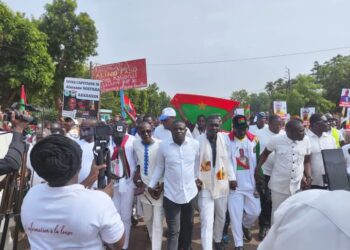 Burkina Faso : Une foule en blanc manifeste devant l&rsquo;ambassade de Côte d&rsquo;Ivoire après la mort d&rsquo;Alino Faso