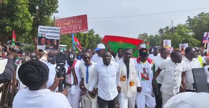 Burkina Faso : Une foule en blanc manifeste devant l&rsquo;ambassade de Côte d&rsquo;Ivoire après la mort d&rsquo;Alino Faso