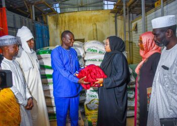 N’Djaména : la ministre de l&rsquo;Action Sociale en visite à l&rsquo;orphelinat Centre Béthanie pour apporter une assistance.