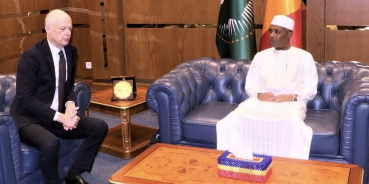 Diplomatie: Le Ministre d’État, Ministre des Affaires Étrangères, Dr Abdoulaye Sabre Fadoul, reçoit l’Envoyé Spécial de la France pour le Sahel