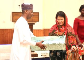 Tchad : Des cadeaux symboliques offerts à Mme Arina Viseth par le Ministre d’État Tahir Hamid Nguilin