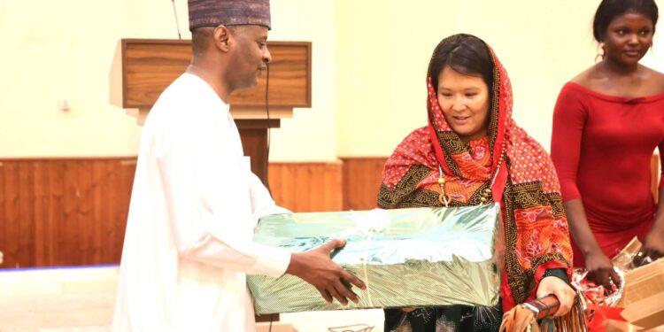 Tchad : Des cadeaux symboliques offerts à Mme Arina Viseth par le Ministre d’État Tahir Hamid Nguilin