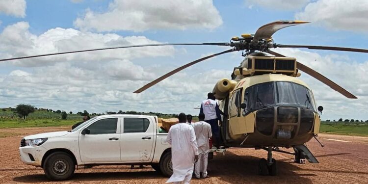 Tchad : Le gouvernement met à disposition un hélicoptère pour l&rsquo;acheminement des vaccins contre le choléra dans les districts sanitaires touchés.