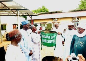 N&rsquo;Djamena : La Commune du 5ème arrondissement remet des matériels d&rsquo;assainissement à trois quartiers.