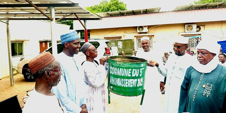 N&rsquo;Djamena : La Commune du 5ème arrondissement remet des matériels d&rsquo;assainissement à trois quartiers.