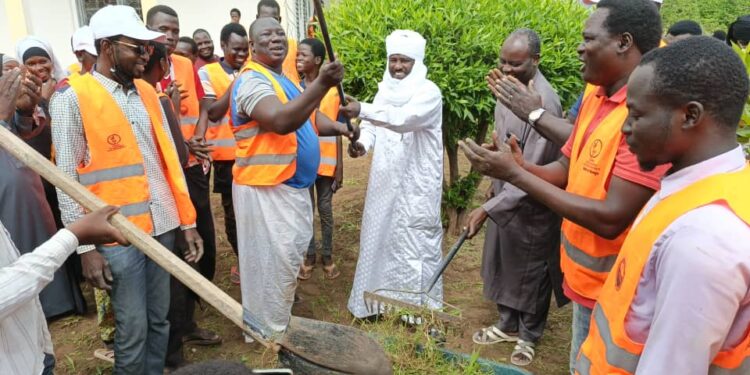 Mongo : L&rsquo;AJEG procède au désherbage du gouvernorat