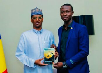 Tchad : Le ministre du Développement Touristique et de la Culture reçoit Rimbar Mbainaissem pour la dédicace de son livre