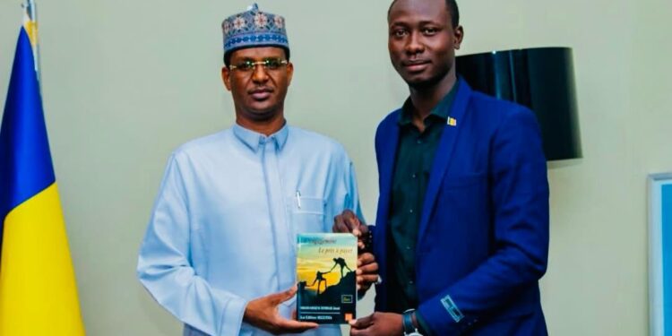 Tchad : Le ministre du Développement Touristique et de la Culture reçoit Rimbar Mbainaissem pour la dédicace de son livre
