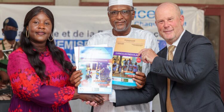 Tchad : L’UNICEF et le Gouvernement unissent leurs forces pour doter les écoles de nouveaux manuels scolaires
