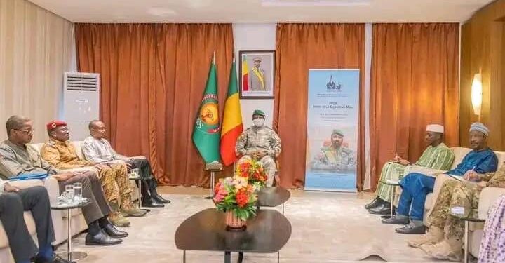 Mali : Le Président de la Transition Assimi Goïta reçoit le PM burkinabè