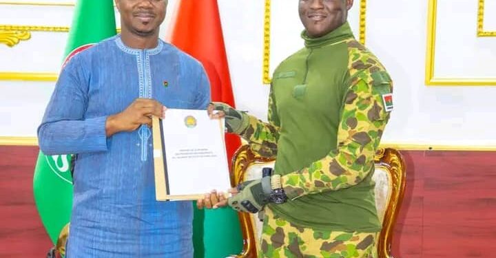 Burkina Faso : Ibrahim TRAORÉ rencontre les présidents des parlements du Mali et du Niger