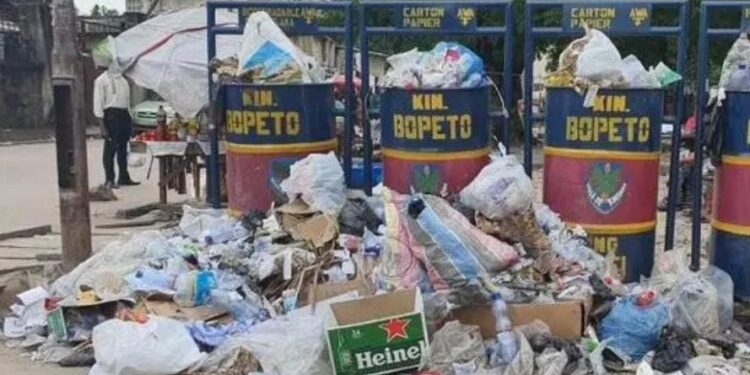 RDC : Kinshasa submergée par 15.000 tonnes de déchets chaque jour, un appel urgent à une gestion moderne
