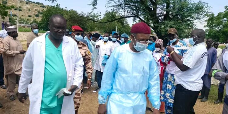 Guéra : Le Ministre de la Santé visite le site de prise en charge des malades du choléra à Bitkine