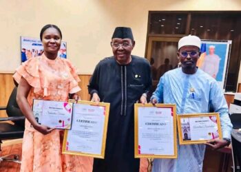 Tchad : 2 jeunes sénateurs reçus par Dr Haroun Kabadi après une mission au Pérou