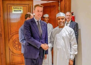 Cooperation : Le Ministre d’État Abdoulaye Sabre Fadoul reçoit le président du Groupe d’Amitié France-Tchad