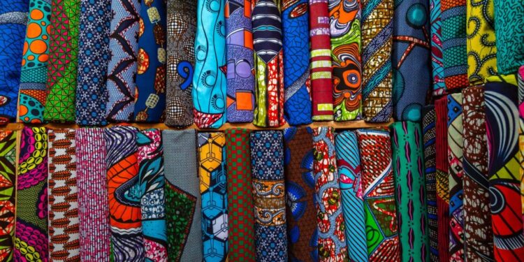 Le pagne africain : Entre déclin et renaissance d’un tissu emblématique de nos cultures