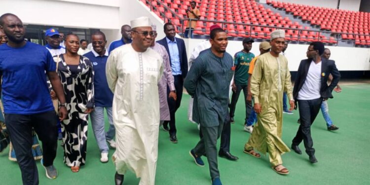 Football : la légende Samuel Eto’o bénit le Stade Olympique Maréchal Idriss Déby Itno par une visite