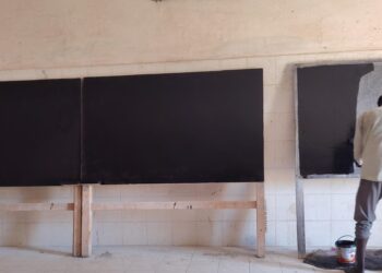 Ati : L’ONG ASJT rafraîchit les tableaux scolaires