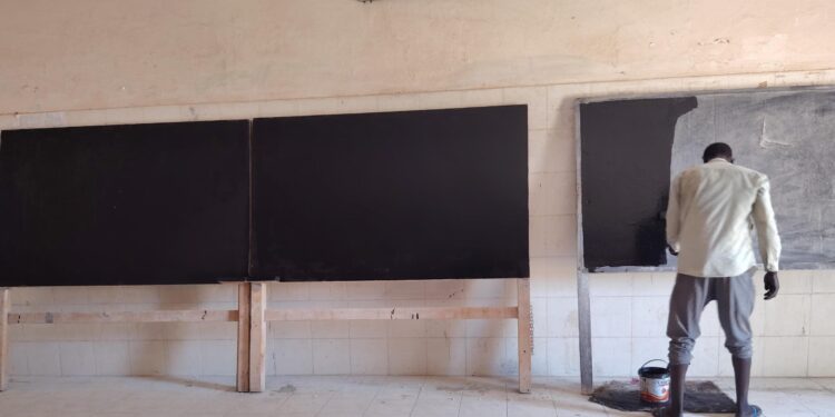 Ati : L’ONG ASJT rafraîchit les tableaux scolaires