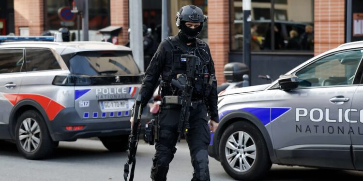 France : un homme abattu après avoir attaqué des enfants et des policiers à la machette près de Toulon