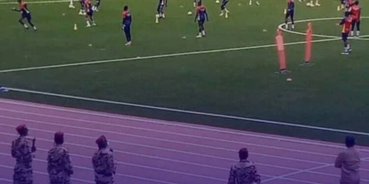 Tchad : La FTFA rappelle l&rsquo;interdiction d&rsquo;entrée au stade avec des armes ou des tenues militaires