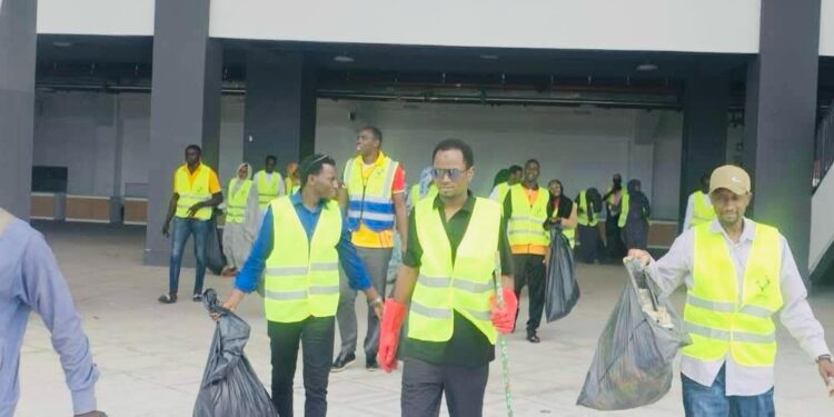 Tchad : Le ministère de la Jeunesse et des Sports donne l’exemple en nettoyant le Stade Olympique
