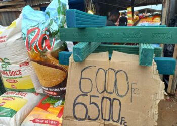 RDC : La baisse du dollar n’allège pas les paniers à Kinshasa, la population dénonce une illusion économique