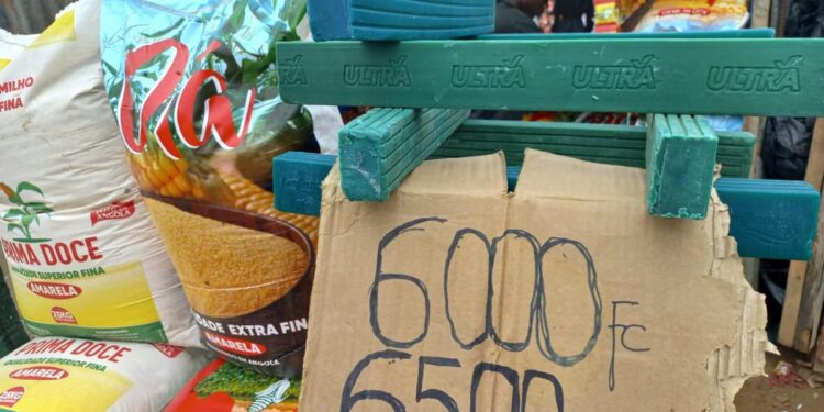 RDC : La baisse du dollar n’allège pas les paniers à Kinshasa, la population dénonce une illusion économique