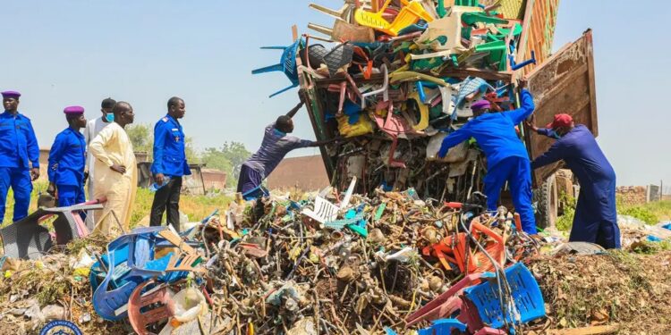 Tchad : N’Djamena mène une vaste opération d’incinération de chicha, produits prohibés, sachets plastiques et alcool frelaté pour protéger la santé publique