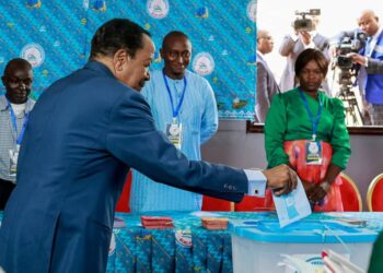 Cameroun : Les électeurs aux urnes pour une présidentielle sous l’ombre du long règne de Paul Biya