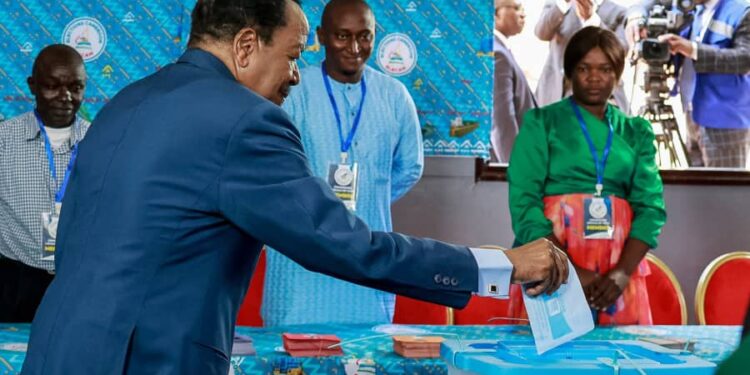 Cameroun : Les électeurs aux urnes pour une présidentielle sous l’ombre du long règne de Paul Biya