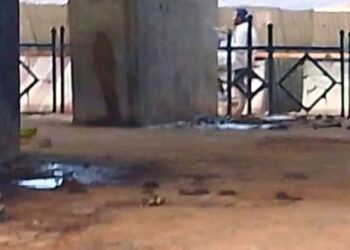 N’Djamena : Sous les viaducs, l&rsquo;incivisme fait loi et transforme les lieux en latrines à ciel ouvert