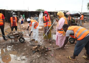 Mongo : Les bénévoles du projet IRA donnent un coup de balai au marché