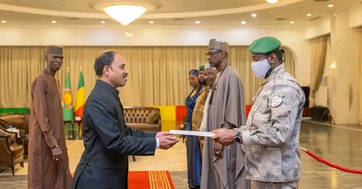 Mali : Huit nouveaux ambassadeurs accrédités présentent leurs lettres de créance au Président Goïta