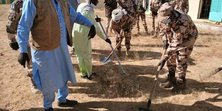 Tchad : À Bahaï, forces de sécurité et autorités locales donnent un coup de balai pour renforcer l’hygiène dans l’hôpital du district