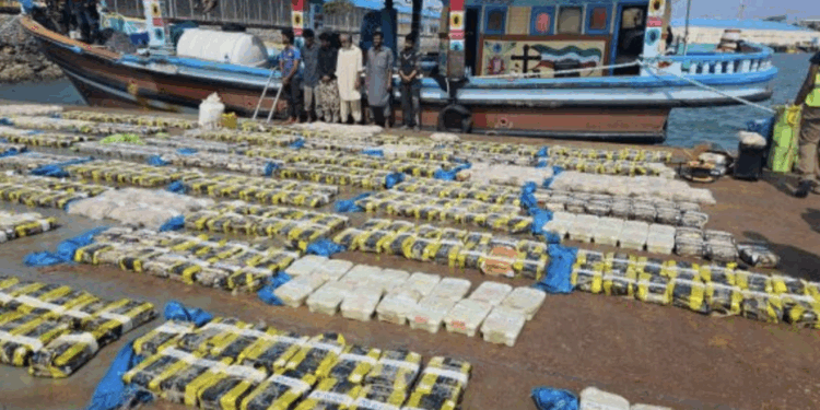 Kenya : La Marine kenyanne réalise une saisie historique de 1,024 tonnes de méthamphétamine en mer, six Iraniens arrêtés