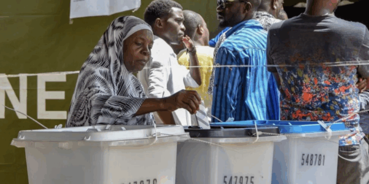 Tanzanie : Forte affluence et climat apaisé marquent la présidentielle, Samia Suluhu Hassan en quête d’un nouveau mandat