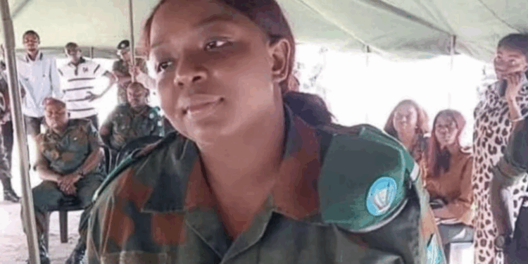 RDC : Condamnée pour des photos en uniforme, l’adjudante Sarah Ebabi ravive le débat sur la justice militaire et l’égalité des genres