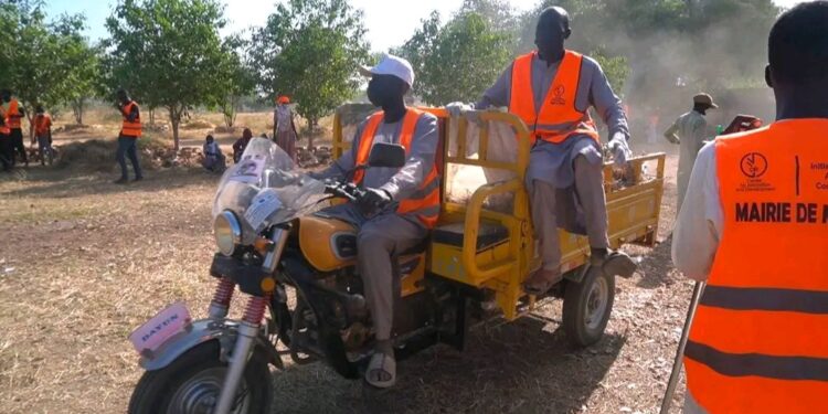 Mongo : Les bénévoles du projet IRA donnent un coup de balai au gouvernorat