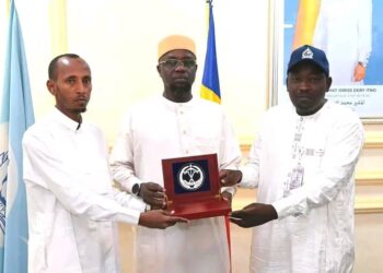 Coopération policière Tchad – Bénin : Un échange d’emblèmes pour renforcer la fraternité et la sécurité régionale