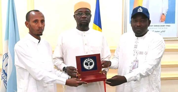 Coopération policière Tchad – Bénin : Un échange d’emblèmes pour renforcer la fraternité et la sécurité régionale