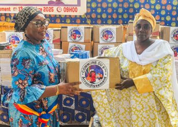 N&rsquo;Djaména : La maire du 6e arrondissement remet un lot important de kits scolaires aux élèves issus de familles défavorisées.