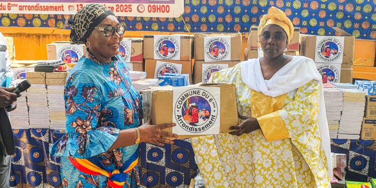 N&rsquo;Djaména : La maire du 6e arrondissement remet un lot important de kits scolaires aux élèves issus de familles défavorisées.