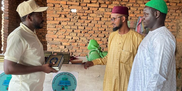 Goz Beida : La Fondation Lumière des Jeunes pour le Développement fait des dons à l&rsquo;école coranique « Majma Tanwir Al-Qouloub ».